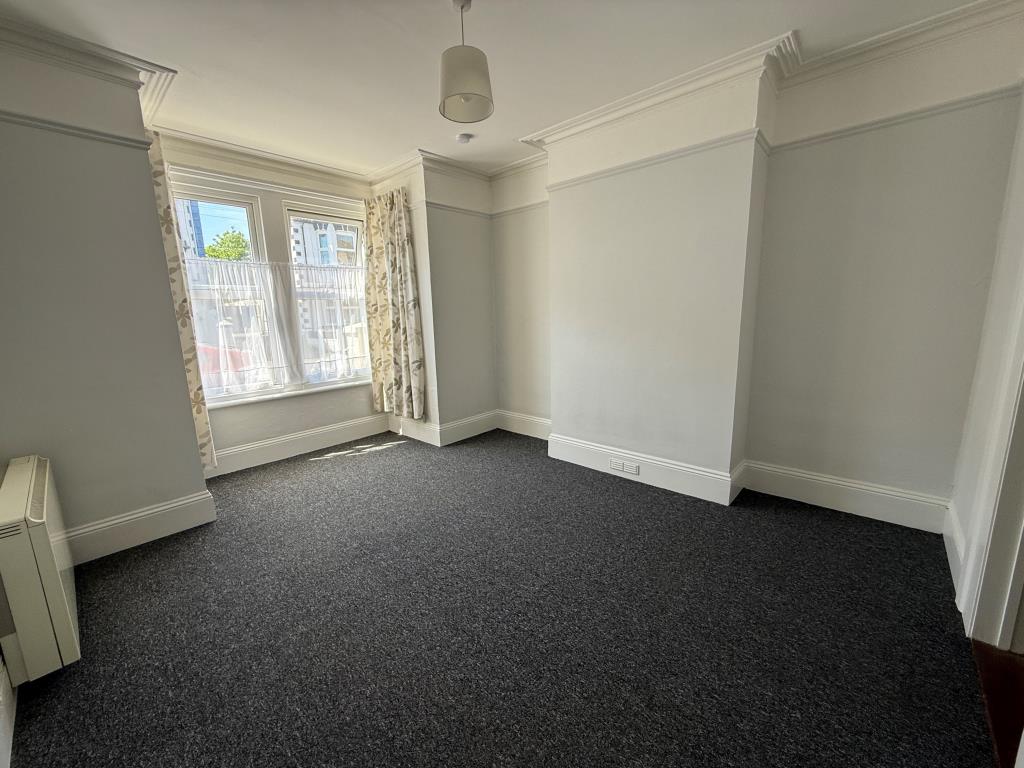 Lot: 34 - PAIR OF VACANT FLATS - Flat 1 living room